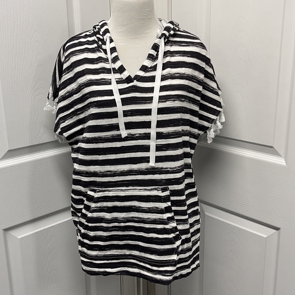 Onque Casual Medium Black & White Striped Hoodie Shirt - Picture 3 of 9